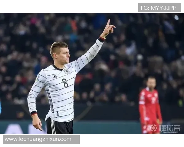 克罗斯在足球世界的传奇之路：从天才少年到中场大师的成长历程